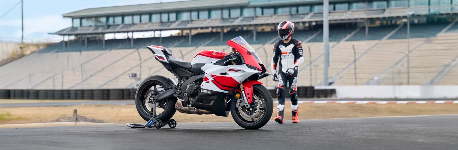 assets/images/motorcycles/headers/yzf-r9-2026.jpg